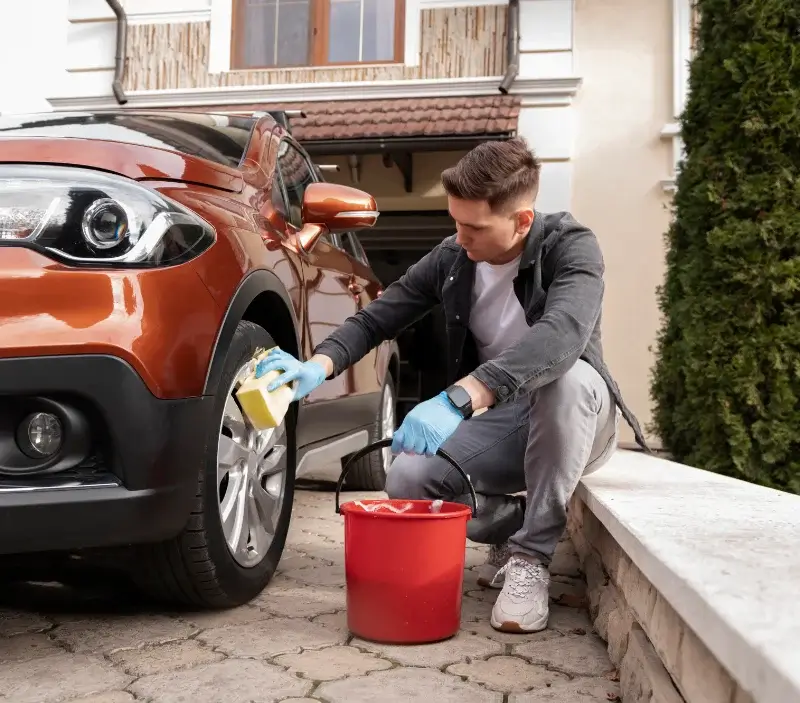 Lavage auto à domicile Saint-Paul-lès-Durance : professionnel intervenant sur un véhicule